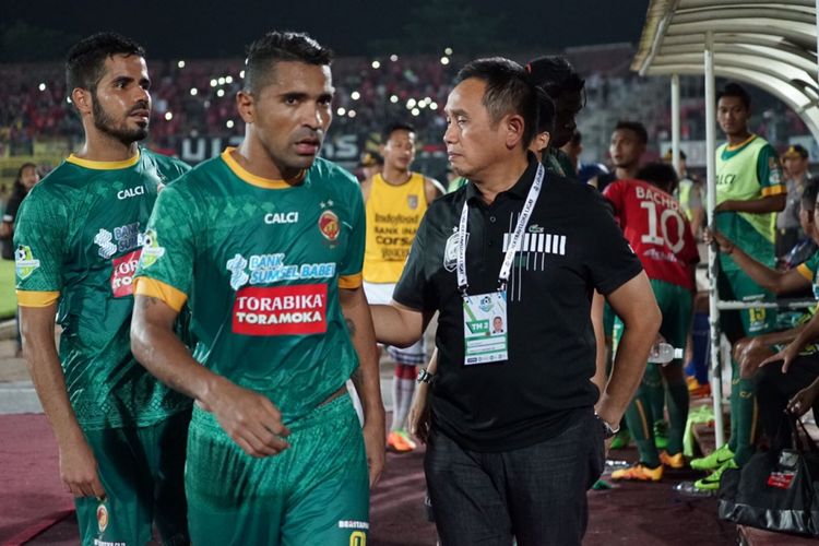 Manager Sriwijaya FC, Ucok Hidayat, memberikan suntikan moril kepada Beto dan Tijani serta pemain Sriwijaya lainnya usai kalah dari Bali United dalam lanjutan Liga 1, Senin (30/10/2017).