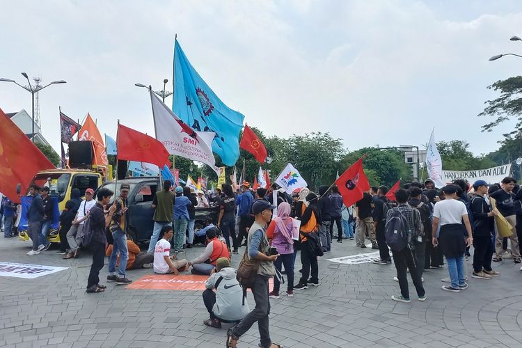 Buruh dan Mahasiswa saat gelar aksi di Titik Nol KM Yogyakarta, Rabu (1/5/2024)