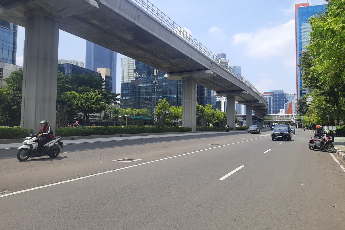 Beberapa kendaraan melintas di Jalan HR Rasuna Said, Kuningan, Jakarta Barat, yang masih lengang, Rabu (26/4/2023). Meski cuti bersama Lebaran telah berakhir, belum dijumpai titik kemacetan.