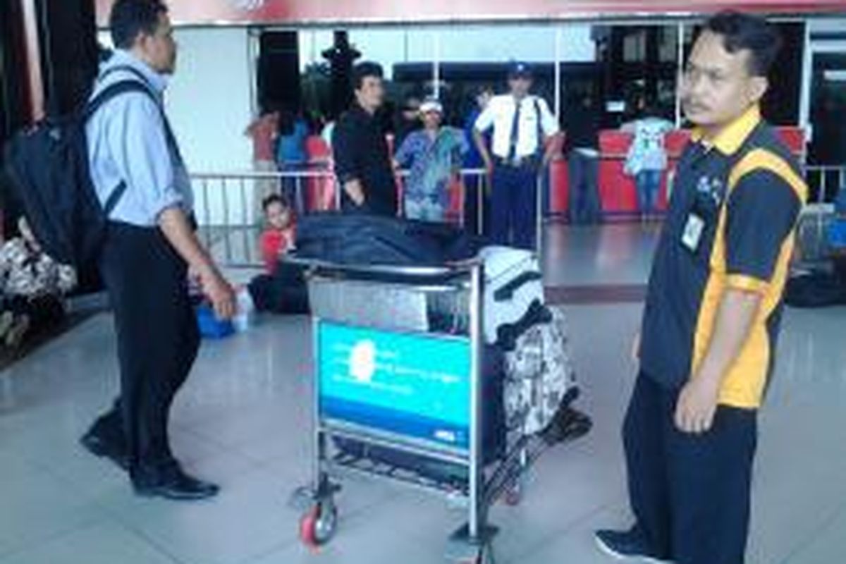 Sulaeman saat bertugas mengantarkan barang di Bandara Soekarno-Hatta, Tangerang, Kamis (24/7/2014).