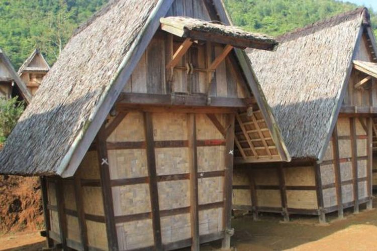 Leuit (lumbung pad) merupakan tempat menyimpan padi. Dalam budaya Sunda, leuit menandakan ketahanan pangan sebuah keluarga, desa, bahkan negara. 
