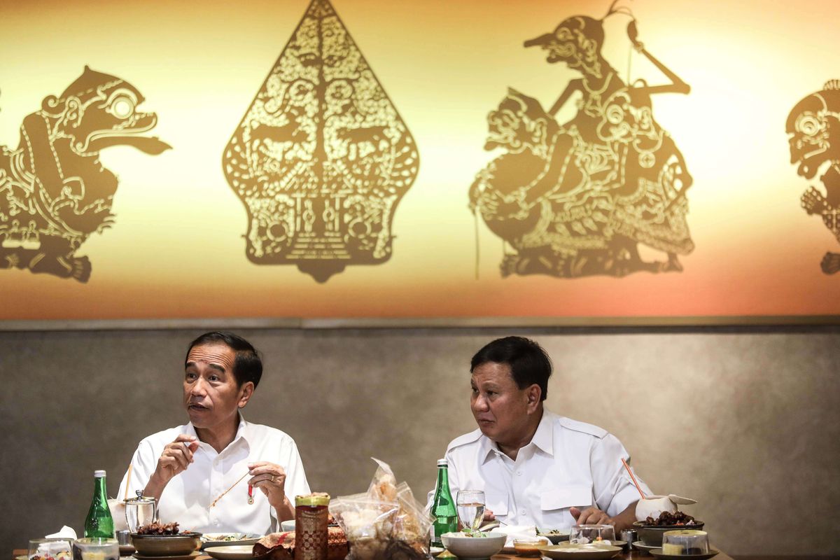 Presiden Joko Widodo dan Ketua Umum Partai Gerindra, Prabowo Subianto makan siang bersama di kawasan Jakarta Pusat, Sabtu (13/7/2019). Kedua kontestan dalam Pemilihan Umum Presiden dan Wakil Presiden tahun 2019 lalu ini bertemu di Stasiun MRT Lebak Bulus dan selanjutnya naik MRT dan diakhiri dengan makan siang bersama.