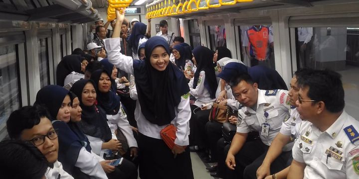ASN dari Dishub Sumsel ikut dalam uji coba operasional LRT Palembang, Sumatera Selatan, Senin (23/7/2018).