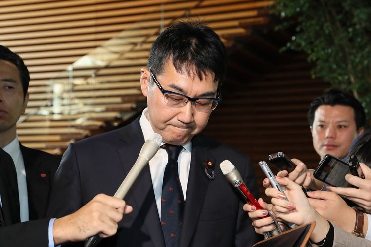 Menteri Kehakiman Jepang Katsuyuki Kawai berbicara kepada media setelah memutuskan mengundurkan diri pada 31 Oktober 2019. Kawai mundur setelah tabloid Jepang memberitakan istrinya dituduh melakukan pelanggaran hukum.