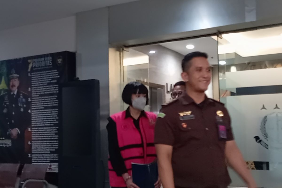 Terdakwa sekaligus Advokat Marcella Santoso saat digiring ke rutan usai diperiksa di Gedung Kejagung, Jakarta, Selasa (22/4/2025).