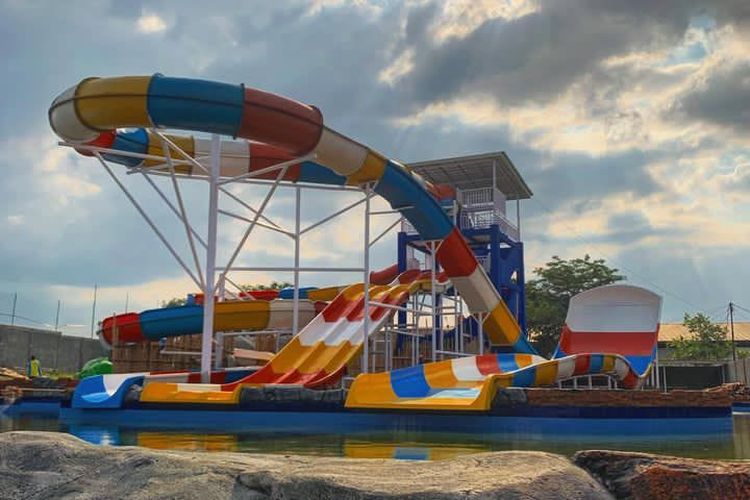 Majalaya Waterpark adalah tempat wisata di Kabupaten Bandung, Jawa Barat 