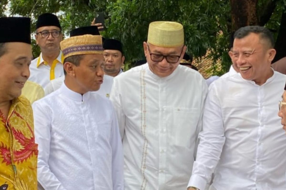 Ketum Golkar Bahlil Lahadalia saat didampingi poltisi senior Golkar asal Jawa Barat, Agun Gunadjar Sudarsa di Pesantren Darussalam, Ciamis, Jawa Barat, Sabtu (15/3/2025).