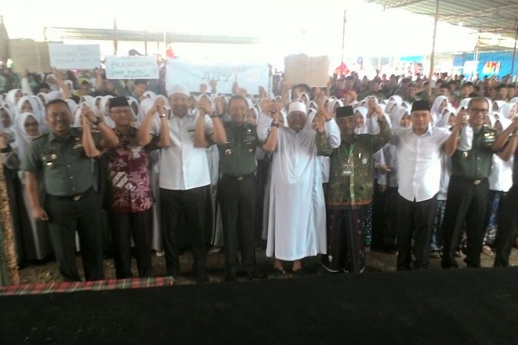 Sekitar 6.000 orang santri se Kabupaten Wonosobo membaca Ikrar Santri NKRI Anti Radikalisme dan Anti Narkoba dalam Apel Wawasan Kebangsaan yang di gelar di Pondok Pesantren Al Mubarok di Dusun Manggisan, Desa Mudal, Kecamatan Mojotengah, Kabupaten Wonosobo, Jawa Tengah, Minggu (6/8/2017) siang.