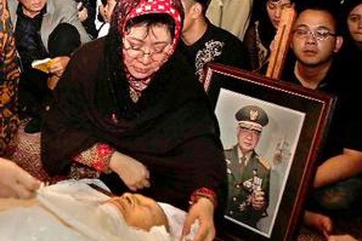 Suasana haru menyelimuti keluarga Cendana. Siti Hardiyanti Rukmana, putri sulung mantan Presiden Soeharto, melihat wajah ayahnya saat disemayamkan di rumah duka Jalan Cendana, Jakarta Pusat, Minggu (27/1). 