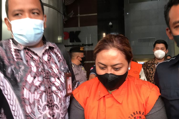 Komisi Pemberantasan Korupsi (KPK) mengumumkan mantan Bupati Tabanan Ni Putu Eka Wiryastuti sebagai tersangka kasus dugaan korupsi pengurusan dana insentif daerah (DID), Tabanan, Bali tahun 2018, Kamis (24/3/2022)