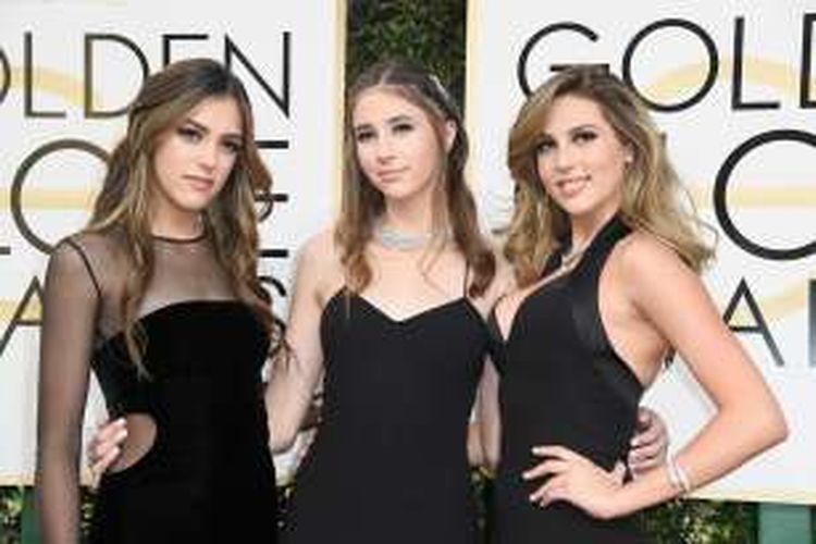 Tiga putri aktor Sylvester Stallone yang dipilih menjadi Miss Golden Globe, (dari kiri) Sistine, Scarlet, dan Sophia, berpose di karpet merah Golden Globe Awards ke-17 yang digelar di The Beverly Hilton Hotel, Beverly Hills, California, Minggu (8/1/2017).
