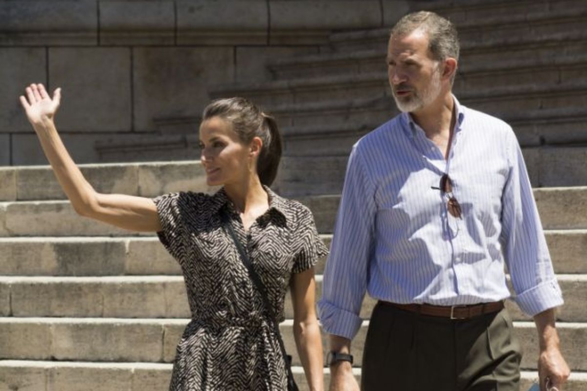 Ratu Letizia dari Spanyol tampil cantik berbalut jumpsuit dari Mango.