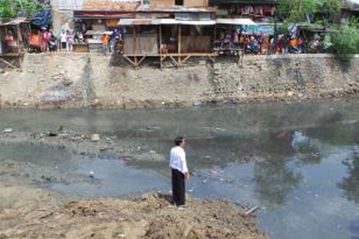Gubernur Jakarta Joko Widodo meninjau pengerukan di Sungai Sunter, Jakarta Timur, Senin (25/11/2013) siang. Sudah 12 tahun, kali tersebut tak tersentuh pengerukan.