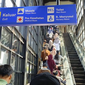 Sejumlah penumpang kereta lokal dari Stasiun Cicalengka menuju Stasiun Bandung saat beraktifitas menunggu kedatangan kereta, Senin (1/6/2026).