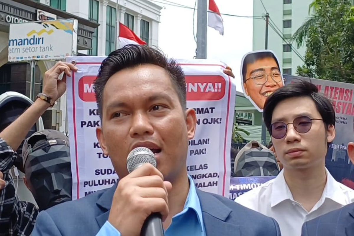 Kuasa hukum korban, Jajang saat ditemui di depan Gedung Otoritas Jasa Keuangan (OJK) di daerah Lapangan Banteng, Jakarta Pusat, Rabu (4/3/2026).