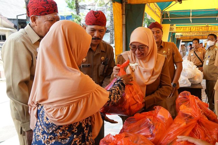 Wakil Bupati (Wabup) Sumenep, Dewi Khalifah saat membuka pasar murah menjelang hari raya Idul Fitri, Rabu (19/4/2023). 