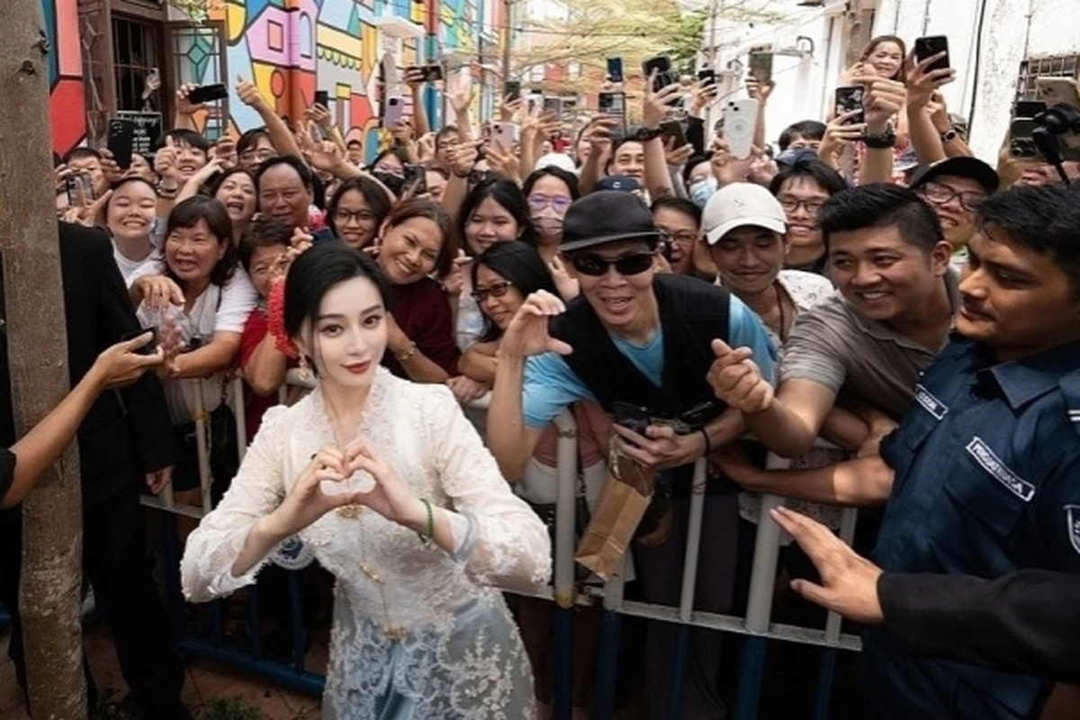 Aktris Tiongkok Fan Bingbing berpose dengan orang-orang selama perjalanannya ke Melaka, Malaysia, Juni 2024. Foto milik Instagram Fan Bingbing.