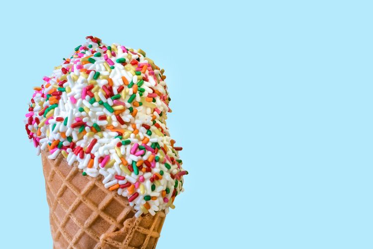 Ilustrasi es krim khas Amerika dengan taburan meses. Disebut juga soft serve, termasuk satu dari 12 jenis es krim populer di dunia. 