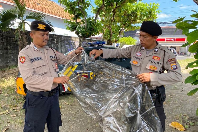 Balon udara liar diamankan polisi mendarat di Sewon, Bantul. Selasa (7/5/2024)