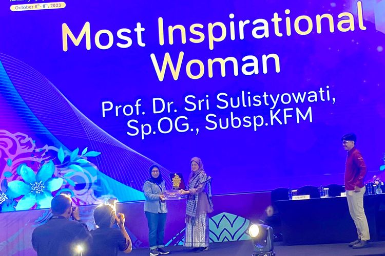 Guru Besar FK Universitas Sebelas Maret (UNS) Surakarta saat menerima penghargaan Most Inspirational Women.