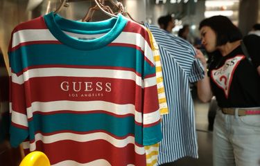 Koleksi Guess Originals "Back to 90's" Meluncur Bareng Ultah "ODD ...