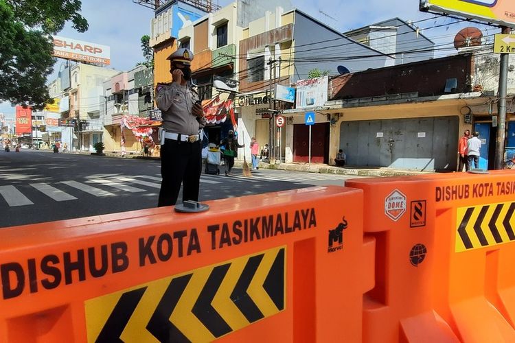 Petugas Kepolisian dan TNI menjaga penyekatan di Jalan HZ Mustofa Kota Tasimmalaya, saat PPKM Darurat diperpanjang sampai 25 Juli 2021, PPKM Level 4, PPKM diperpanjang, aturan PPKM Level 4, PPKM Level 3. Rabu (21/7/2021).