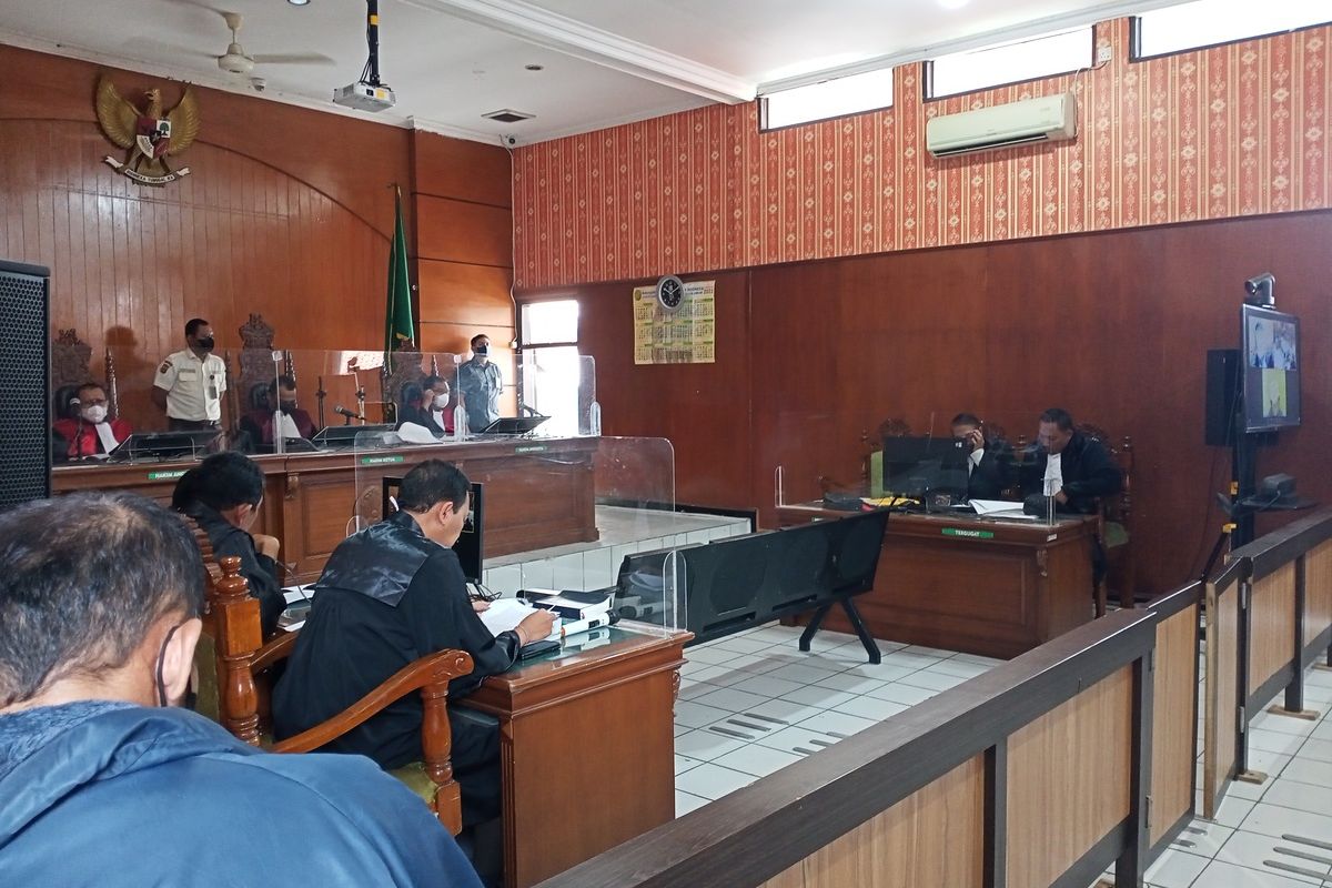 Terdakwa kasus pembunuhan Purnawirawan TNI di Lembang didakwa dengan Pasal Primer 340 dan 338 tentang pembunuhan berencana dengan ancaman seumur hidup, hukuman mati dan paling lama 20 tahun penjara.Terdakwa juga di jerat dengan pasal Subsider 351 ayat 3 tentang penganiayaan dengan hukuman penjara paling lama 5 tahun saat menjalani sidang perdana di Pengadilan Negeri (PN) Bale Bandung, Baleendah, Selasa (22/11/2022).