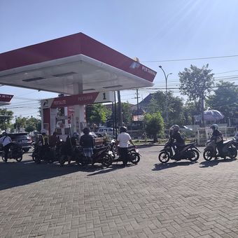 Antrean pengendara di SPBU Jalan Soekarno-Hatta Kabupaten Bangkalan