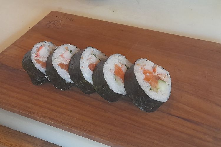 Maki Sushi yang dibuat oleh Naoyuki Shimada, Executive Chef Okuzono Japanese Dining.