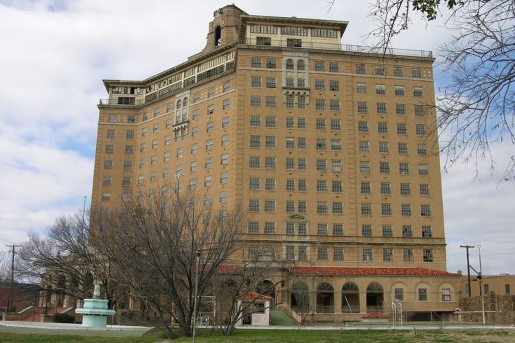 Hotel yang dibuka pada 1929 ini merupakan bangunan pencakar langit pertama yang berlokasi di luar area pusat kota.
