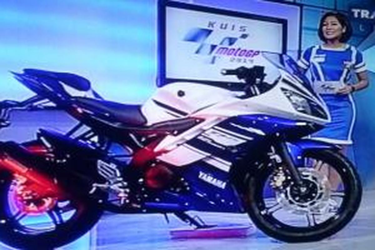 Sosok R15 buatan Indonesia dipajang selama kuis MotoGP di Trans7.