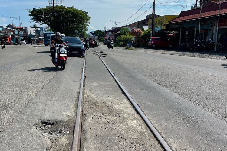 Pelintasan Sebidang Lubuk Buaya Padang Rusak Parah, Puluhan Pengendara Motor Jatuh Saat Hujan