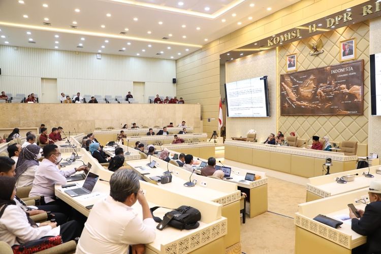 Rapat kerja Komisi II DPR RI bersama Kementerian Pendayagunaan Aparatur Negara dan Reformasi Birokrasi (Kemenpan-RB) dan Badan Kepegawaian Negara (BKN) di Gedung DPR RI, Jakarta, Selasa (4/3/2025). 