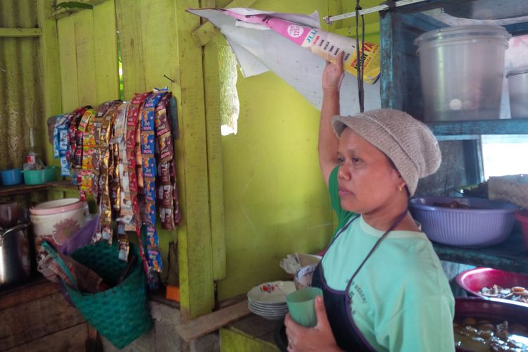 Tianah (49) menunjukkan dinding yang dijebol pencuri di warung nasi miliknya di desa Leyangan, kecamatan Ungaran Timur, Kabupaten Semarang, Rabu (6/9/2017) dinihari.