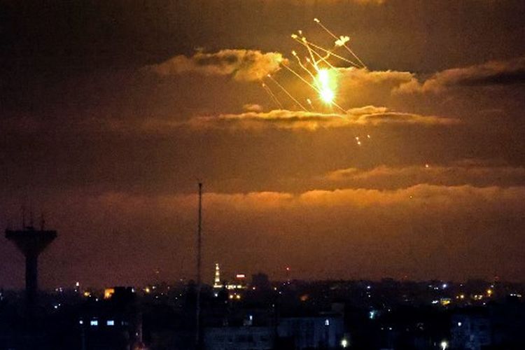 Rudal Iron Dome Israel mencegat rudal masuk yang ditembakkan dari Jalur Gaza di atas daerah kantong Palestina, pada 21 April 2022. Militan Palestina menembakkan tembakan roket dari Gaza ke Israel, yang ditanggapi dengan serangan udara pada dini hari dalam eskalasi terbesar sejak Perang 11 hari tahun lalu. 
