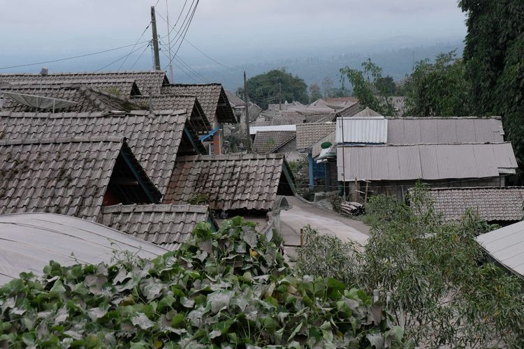 Atap rumah penduduk diselimuti abu vulkanik erupsi gunung Merapi di Desa Babadan, Dukun, Magelang, Jawa Tengah, Kamis (10/3/2022). Gunung Merapi mengalami erupsi pada Rabu (9/3/2022) pukul 23.30 dengan memuntahkan luncuran awan panas sejauh lima kilometer ke arah tenggara dan sebaran abu vulkanik ke arah barat daya di wilayah kabupaten Magelang.