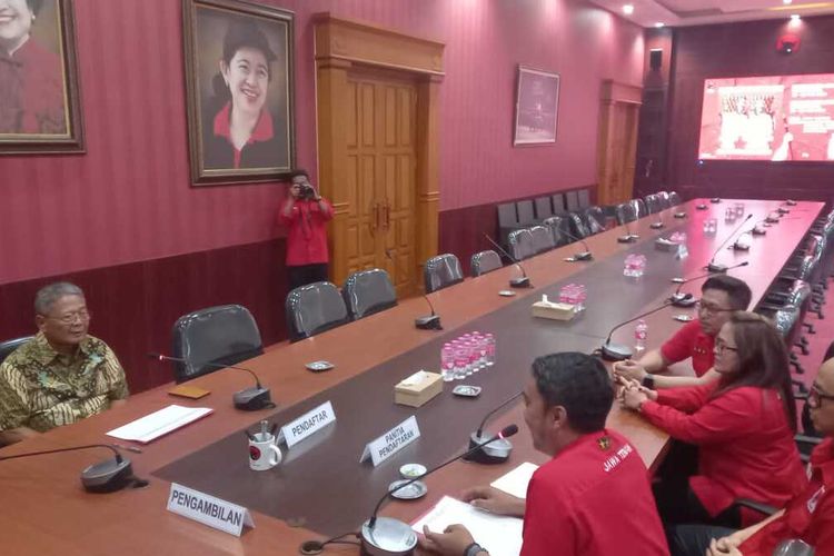 Heru Sudjatmoko, eks Wakil Gubernur Jawa Tengah (Jateng) periode 2013-2019 ambil formulir pendaftaran bakal calon wakil gubernur di DPD PDI-P Jateng. Rabu (22/5/2024). 