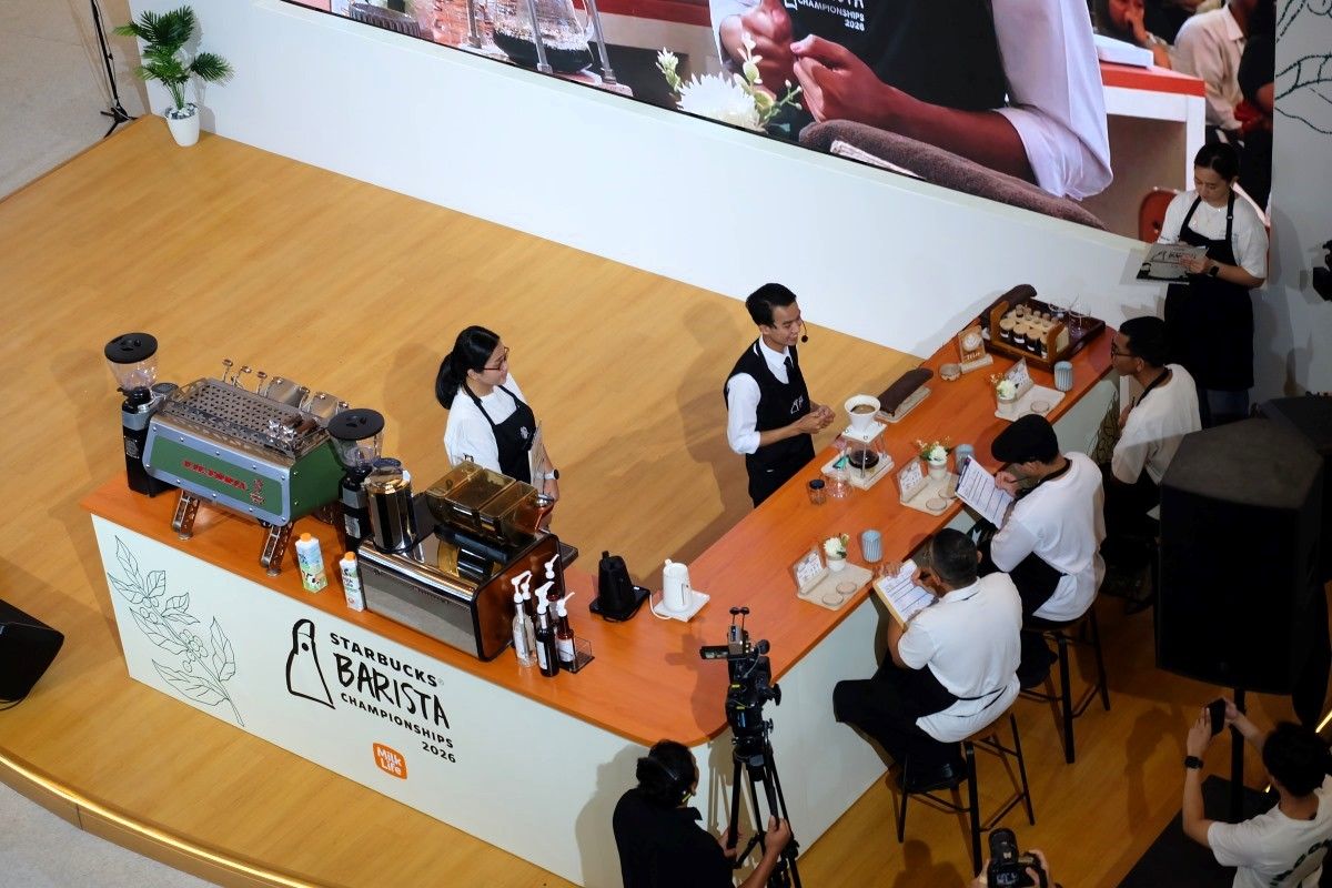Salah satu peserta, Iklil Fadhly dari Starbucks Terminal 3 International Landside Tangerang, mempresentasikan kopi racikannya di hadapan dewan juri pada ajang Starbucks Barista Championship 2026. Kompetisi tersebut menjadi ruang pembelajaran bagi barista untuk mengasah keterampilan menyeduh kopi, memperdalam pengetahuan, serta meningkatkan kemampuan menyampaikan cerita di balik secangkir kopi.