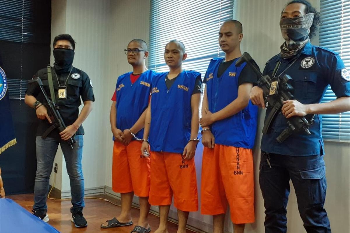 IS, AP, NC, Tiga tersangka kurir dan pengedar ganja yang ditangkap jajaran BNNP DKI Jakarta, Kamis (8/8/2019)