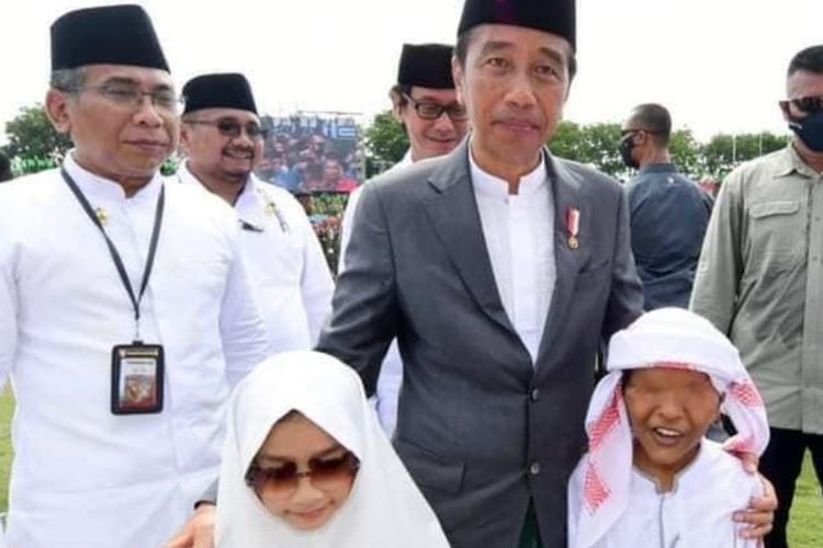 Yasmin berfoto dengan presiden Jokowi.