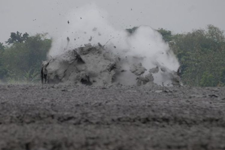 Suasana fenomena letupan lumpur di obyek wisata Bledug Kuwu di Desa Kuwu, Kecamatan Kradenan, Kabupaten Grobogan, Jawa Tengah, Jumat (14/7/2017). 