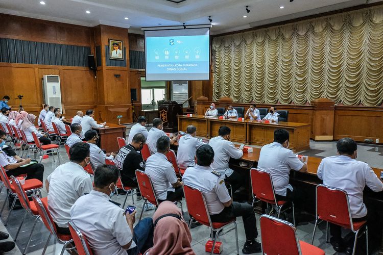 Dinas Sosial (Dinsos) Kota Surabaya menggelar sosialisasi kepada Camat dan Lurah se-Kota Surabaya, membahas tentang inovasi pemutakhiran data bagi penerima bantuan dengan kategori Masyarakat Berpenghasilan Rendah (MBR), di Gedung Sawunggaling, Surabaya, Rabu (5/1/2022l).