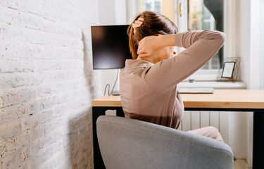 Diabetes juga bisa memicu pusing atau sakit kepala.
