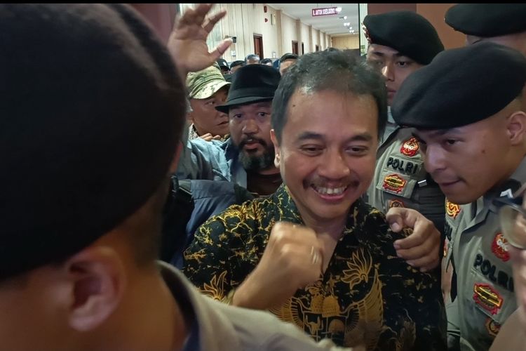 Roy Suryo dan Dokter Tifa Keluar dari RS Polri, Langsung Dibawa ke Polda Metro Jaya