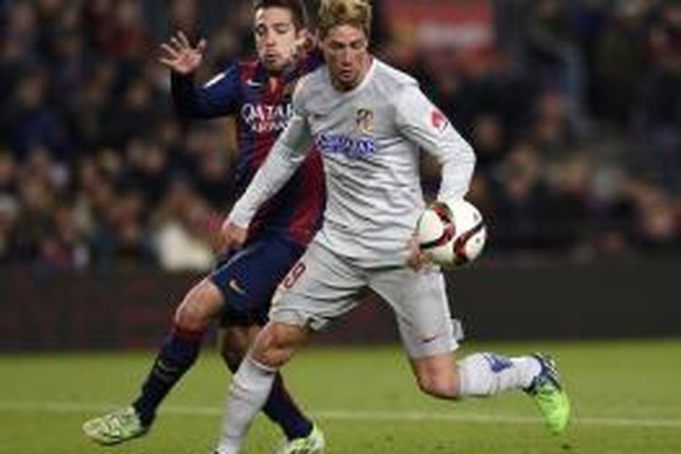 Bek Barcelona, Jordi Alba (kiri) saat berupaya merebut bola dari striker Atletico Madrid, Fernando Torres, pada babak 16 besar Copa del Rey di Stadion Camp Nou, Rabu (21/1/2015). 