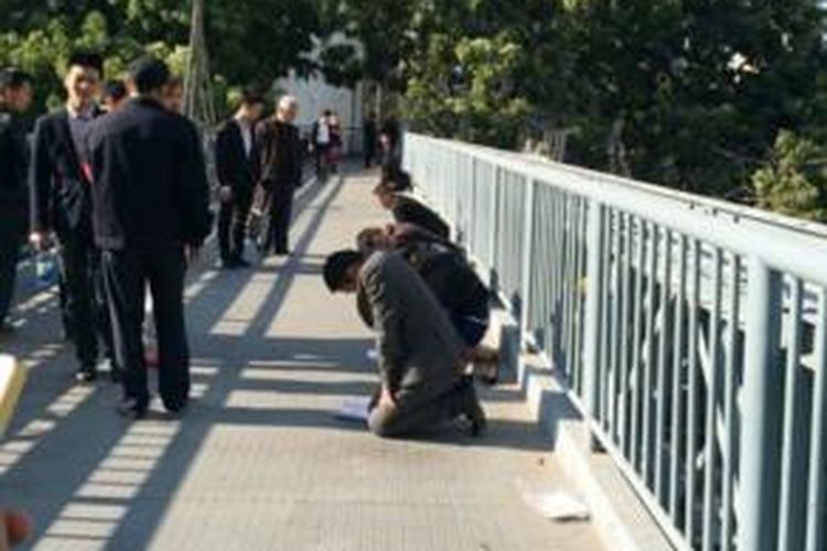 Sejumlah tenaga pemasaran sebuah perusahaan di kota Xiamen, China dihukum berlutut di sebuah jembatan penyeberangan yang sibuk di kota itu setelah dianggap tak memenuhi target yang dibebankan kepada mereka.