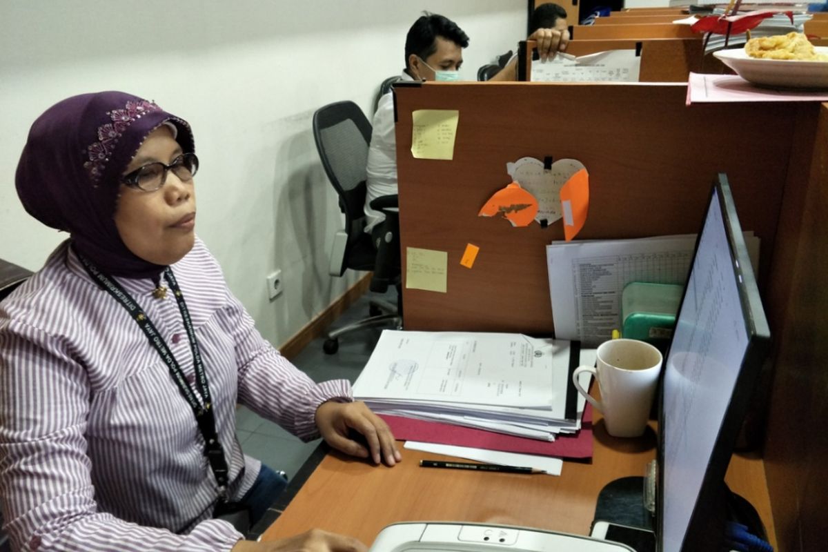 Siti Aminah, Juru Surat Ditreskrimum Polda Metro Jaya yang mendapatkan hadiah umroh gratis saat ditemui di ruangannya, Selasa (6/2/2018).