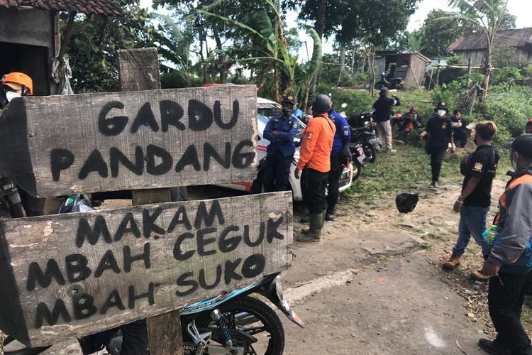 Relawan bersiap melakukan pencarian tiga orang yang hilang di Gunung Ungaran.