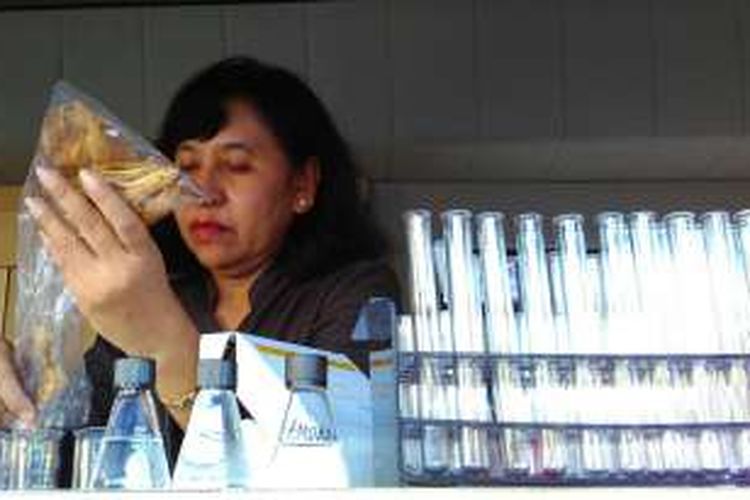 Petugas BBPOM Kota Mataram memeriksa sampel makanan takjil