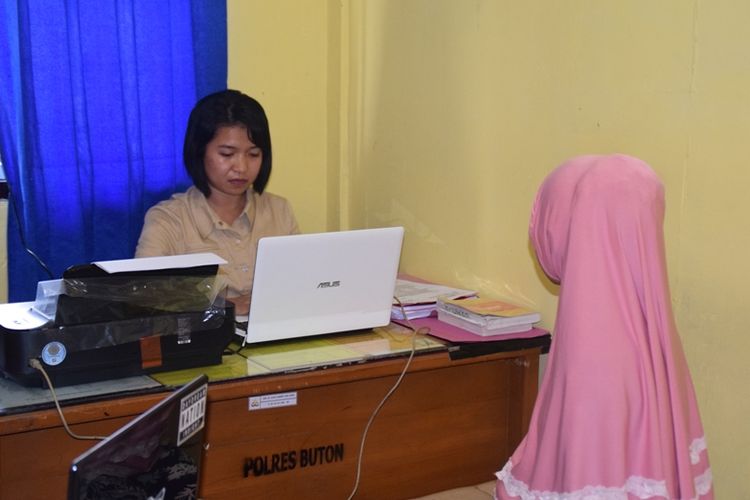 Pelaku berinisial IS (menggunakan kerudung), sedang menjalani pemeriksaan di ruang Unit Pelayanan Perempuan dan Anak di Polres Buton Sulawesi Tenggara. Ia diduga menjadi pelaku pembunuhan atas bayinya sendiri yang baru dilahirkan dan di buang ke laut di Kecamatan Pasarwajo, Kabupaten Buton, pada bulan Februari 2017 lalu